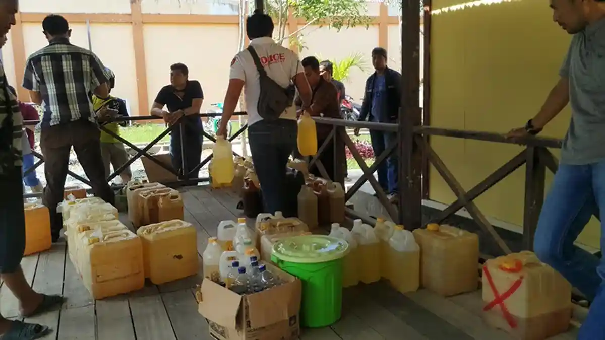 Polisi Sita Puluhan Jeriken Berisi Bahan Bakar Minyak