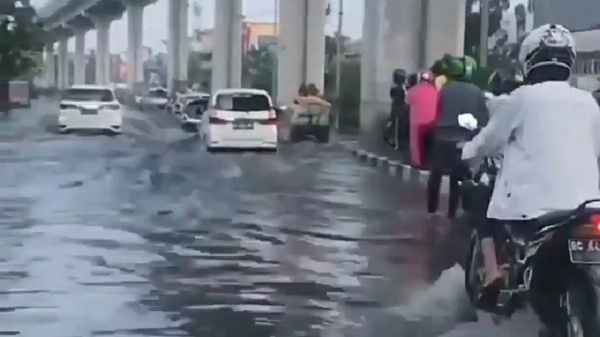Banjir di Jalan Kolonel Burlian Buat Kendaraan Tersendat, Picu Macet Panjang