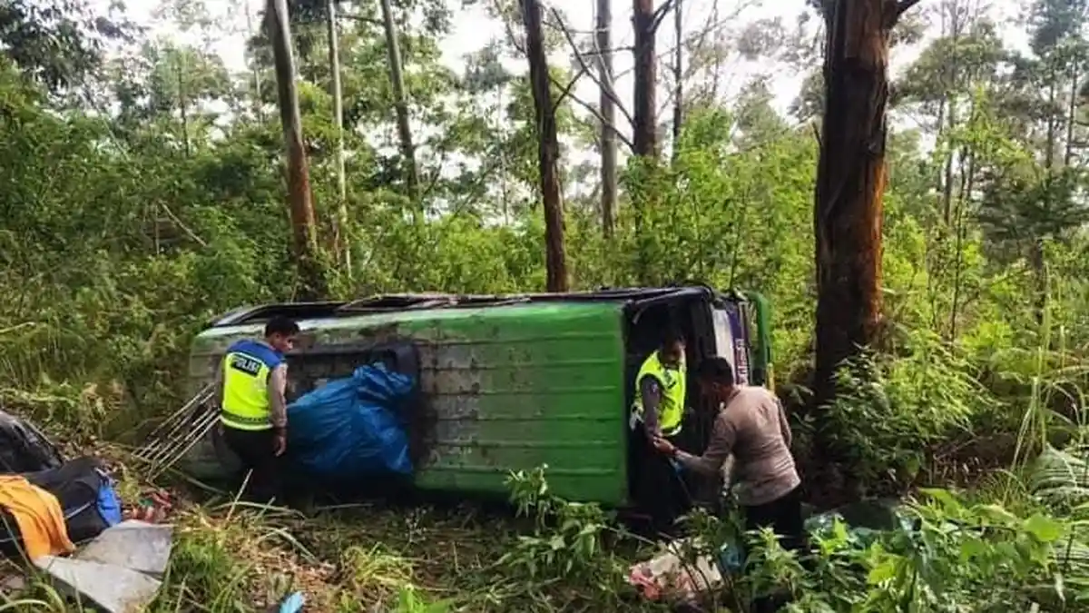 Bus KUPJ Rombongan Warga Labuhanbatu Kecelakaan di Tele, 2 Penumpang Luka Berat