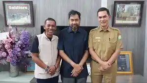 Ketua-DPRA-Zulfadhli-alias-Abang-Samalanga-foto-bersama-Gubernur-Aceh-Mualem.jpg