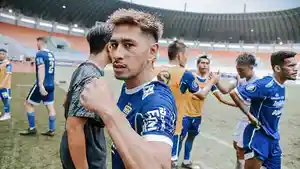 bek-sayap-persib-bandung-daisuke-sato-berpose-usai-menuntaskan-laga-kontra-arema-fc.jpg
