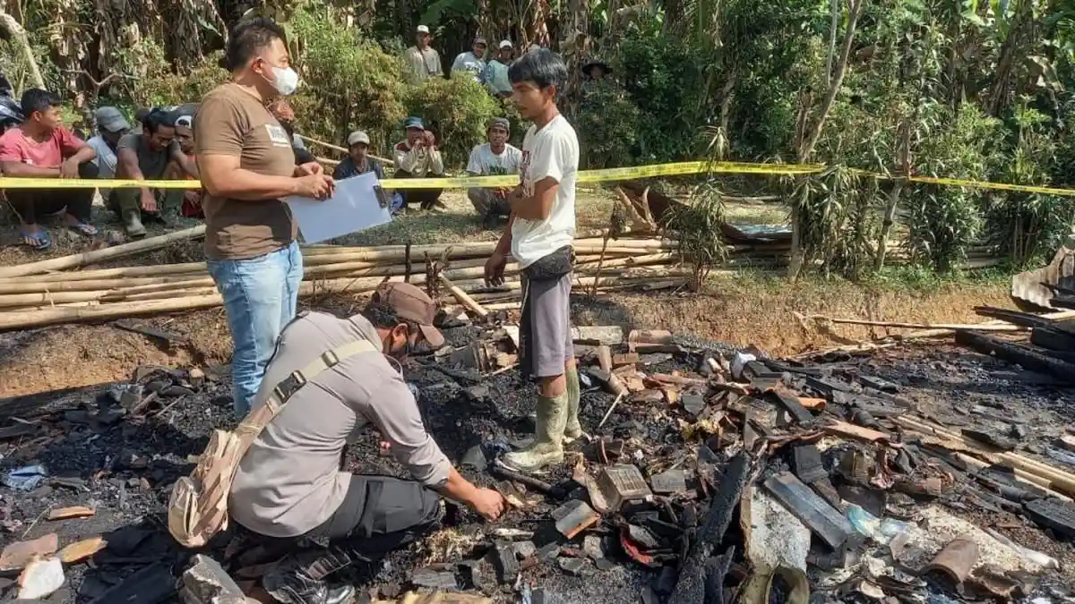 Polisi Datangi Lokasi Kebakaran di Kampung Bali Sadhar Utara Way Kanan untuk Olah TKP