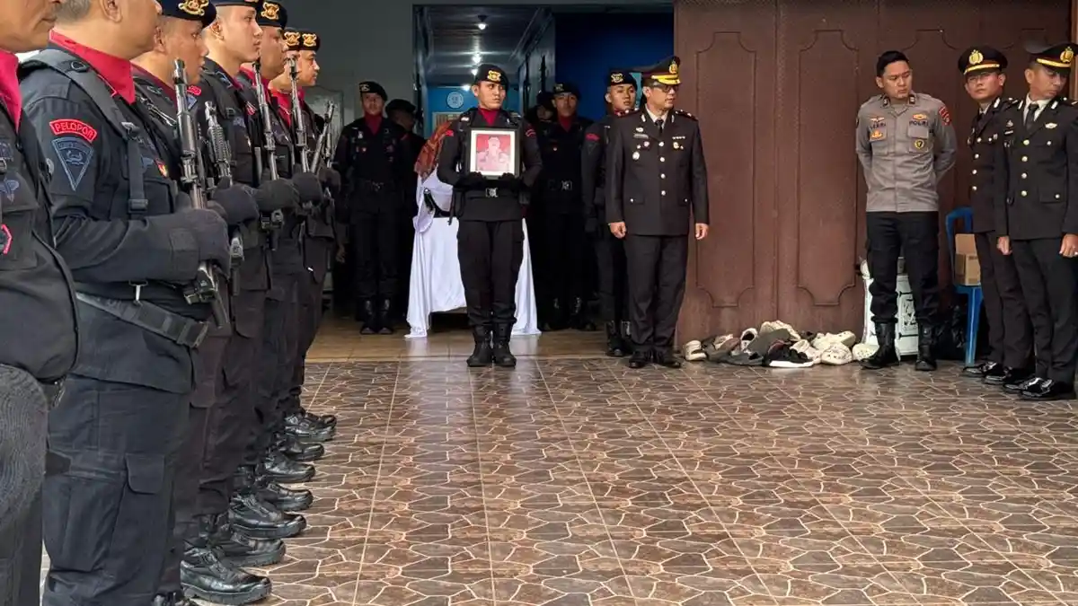 Polda Sumsel Gelar Upacara Pemakaman Almarhum Kompol Mahajavet