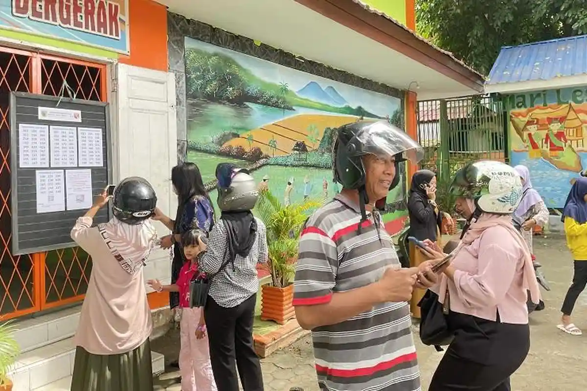 Orangtua Siswa Datangi SDN 3 Palu, Antusias Cek Pengumuman PPDB 2024