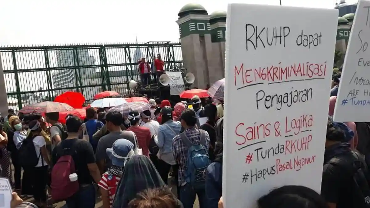 Aksi 'Geruduk' Gedung DPR Tolak RKUHP, Bentangkan Poster #HapusPasalNgawur