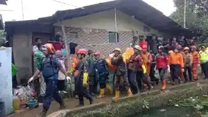 tim-evakuasi-longsor-kampung-sirna-sari.jpg