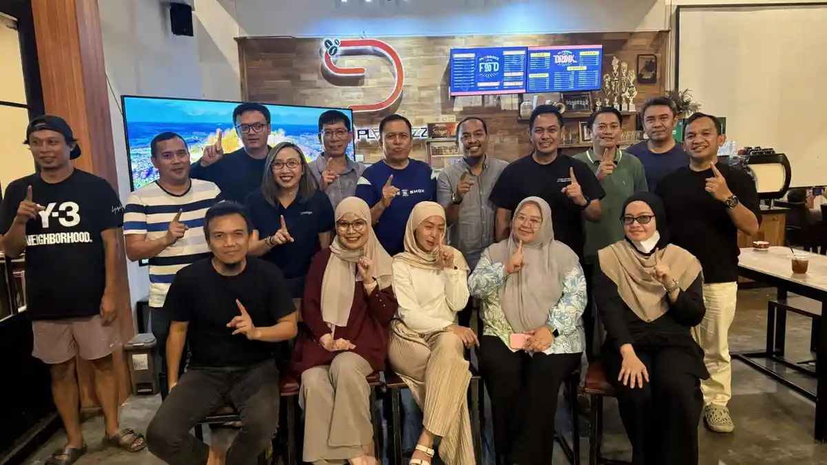 Beda 15 Tahun, Alumni Smansa Makassar 1986 dan 2001 Kolaborasi Bakti Sosial untuk Guru