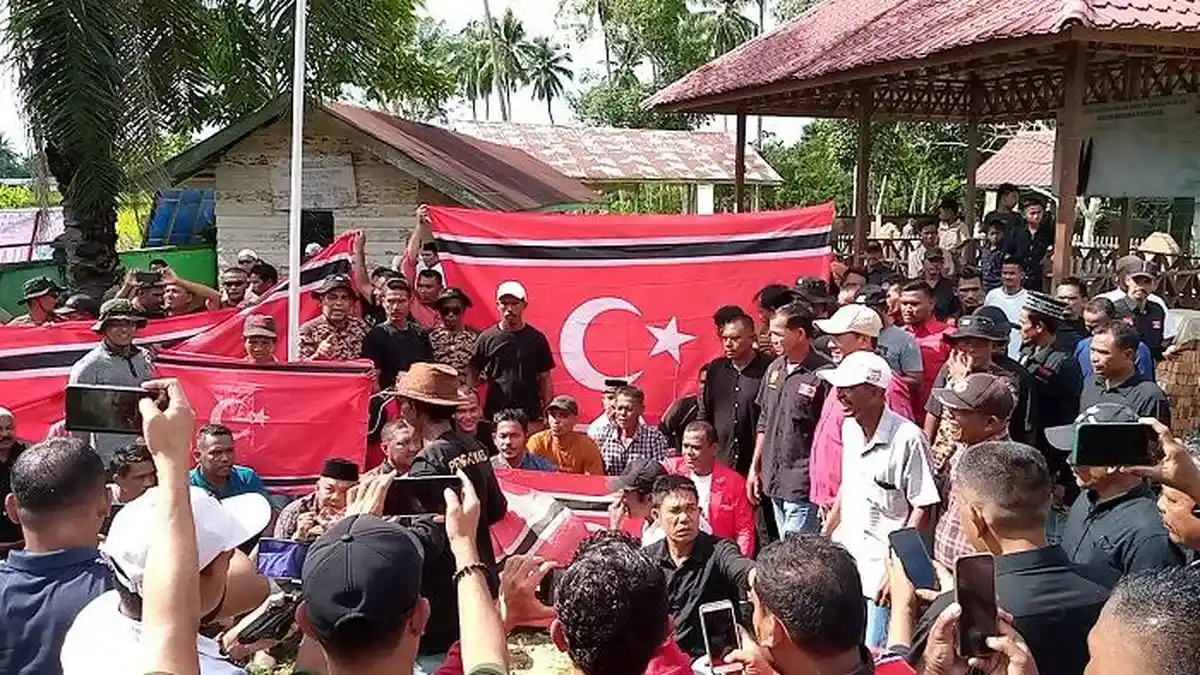 Milad ke-47 GAM, Bendera Bintang Bulan Berkibar 30 Menit di Monisa Perlak - KPA-dan-kombatan-GAM.jpg