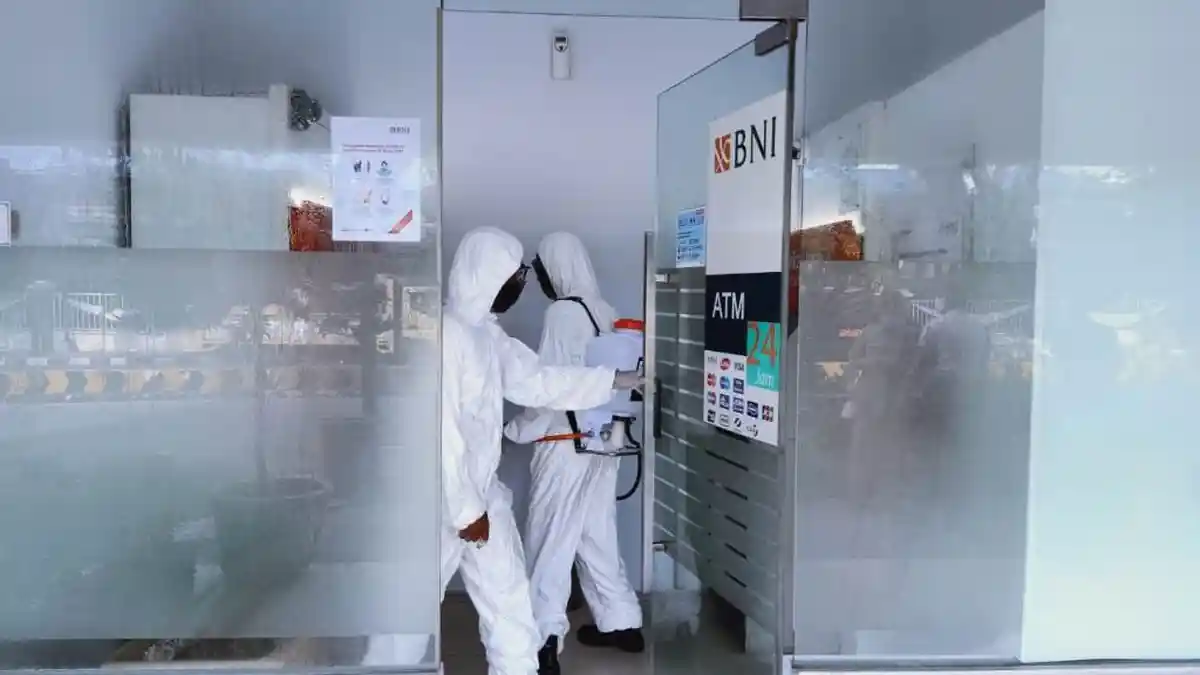 Putus Penyebaran Virus Covid-19, Personel Brimob Semprot Disinfektan di Stasiun dan Lapangan Merdeka