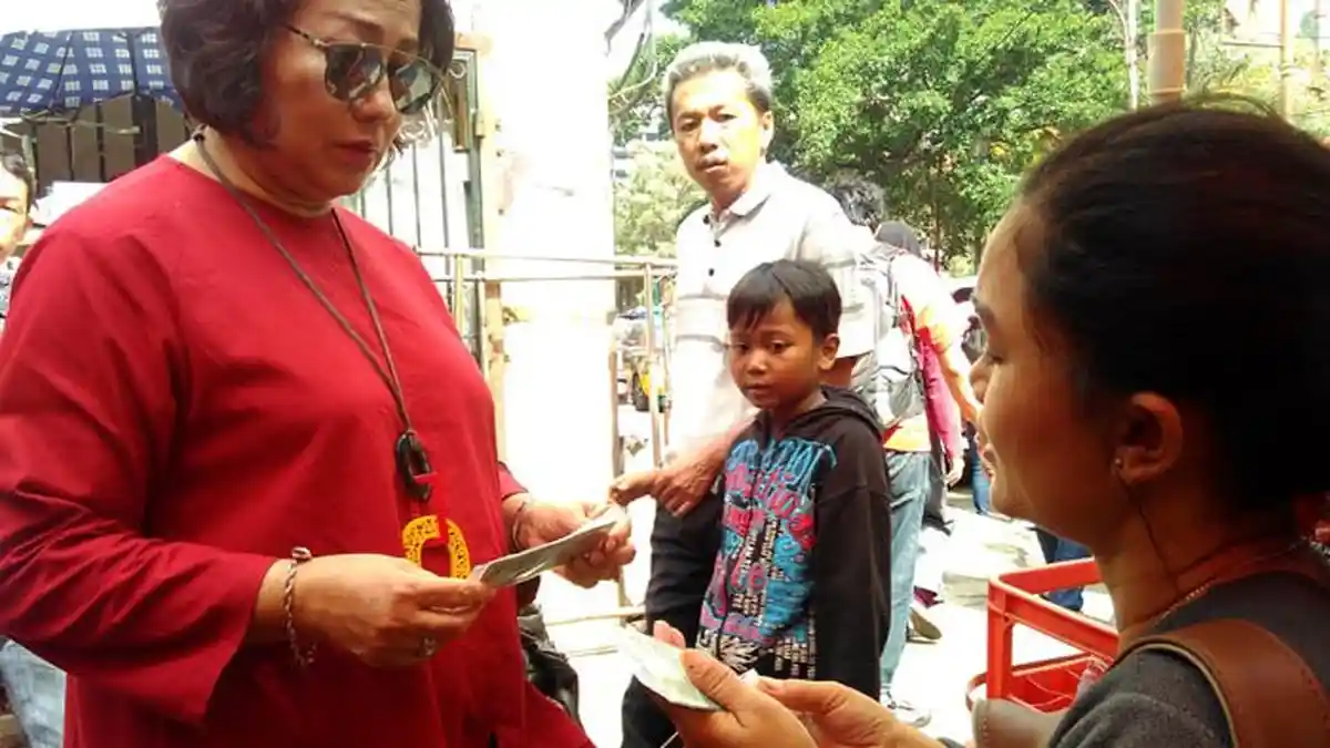 Jasa Penukaran Uang Laris Manis Saat Imlek