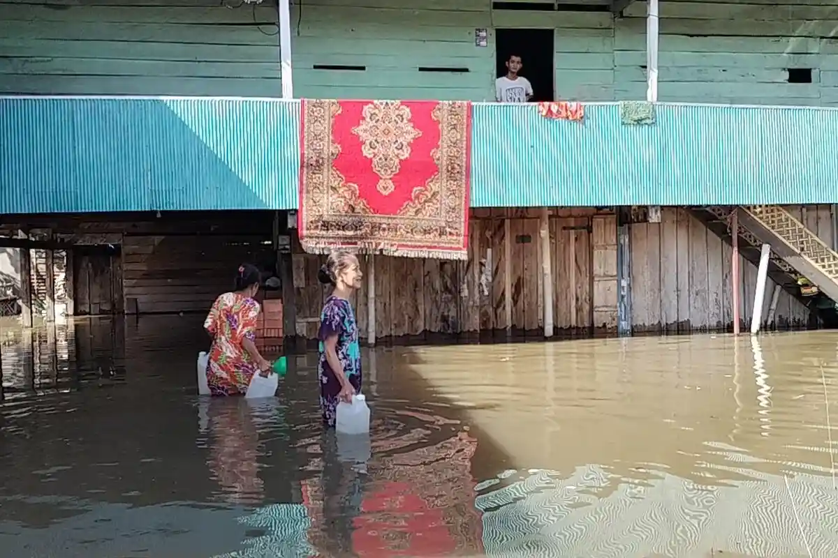 Banjir Tak Surut-surut, Warga di MatakalI Polman Kekurangan Air Bersih dan Bahan Makanan
