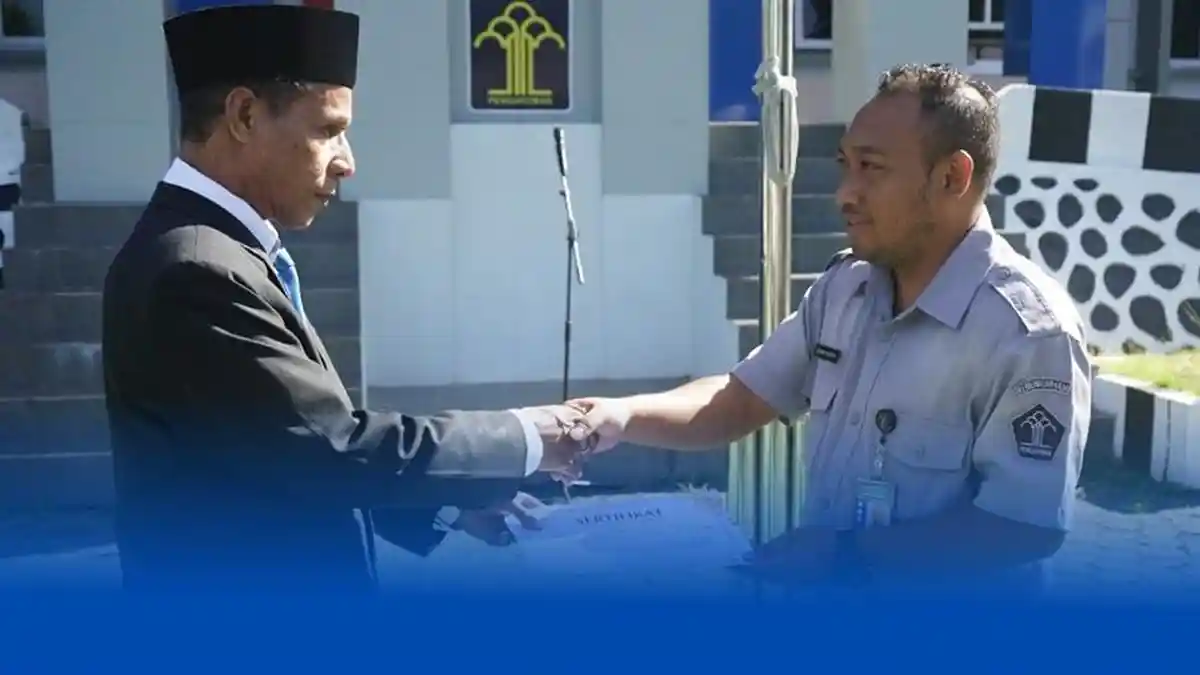 Kemenkum Pabar Anugerahkan Piagam Pegawai Teladan untuk Yohan Heipon