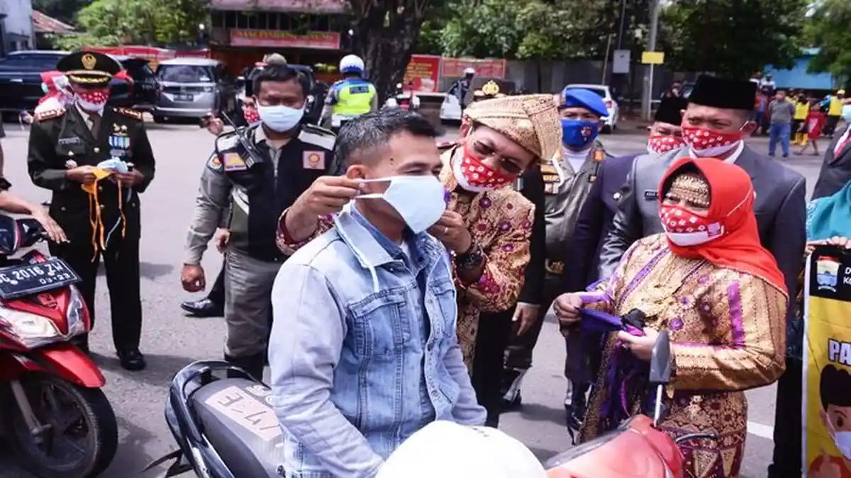 Perayaan HUT RI ke-75 Pemkot Palembang Bagikan 2000 Masker ke Pengendara