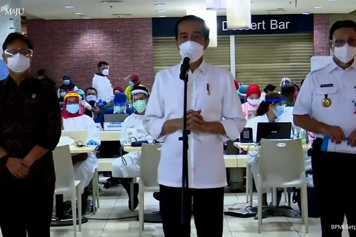 Pantau Vaksinasi Covid-19 di Tanah Abang Bareng Anies Baswedan, Jokowi: Semua Berjalan Baik