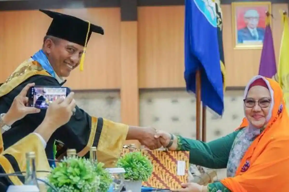 Pelajari Metode Pembelajaran Al-Quran Untuk Tuna Rungu, Wabup Gresik Raih Gelar Doktor di Unesa