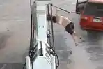 Pasangan ini Coba Curi Bensin di SPBU, Saat Petugas Memergoki, Hal Menyakitkan Terjadi