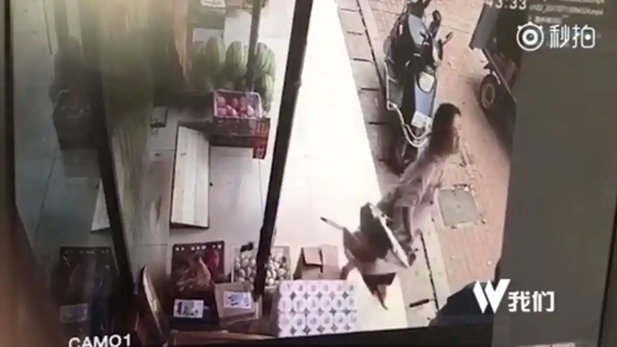 Tragis, Gara-gara Telat 5 Menit Ngantar Barang Kurir Ekspedisi Ditonjok Cewek ini