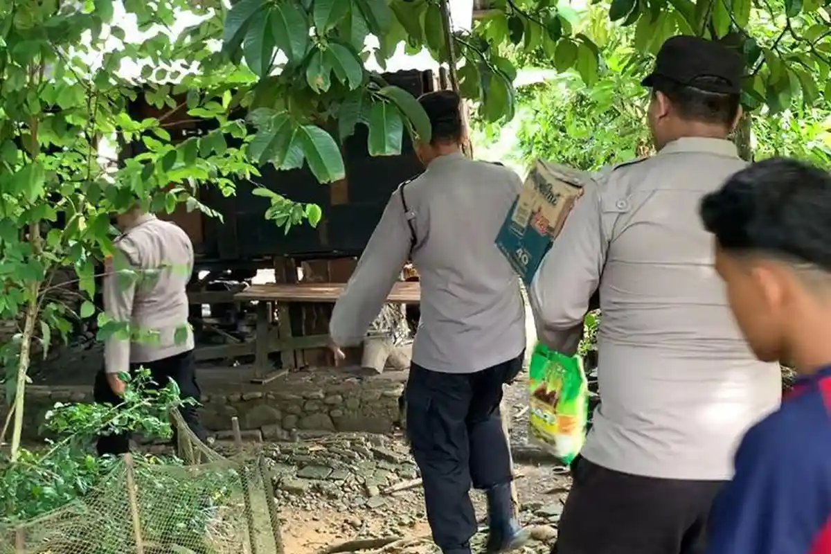 Wujud Bakti Sosial, Personel Polsek Sibabangun Bantu Warga Sakit di Tapanuli Tengah