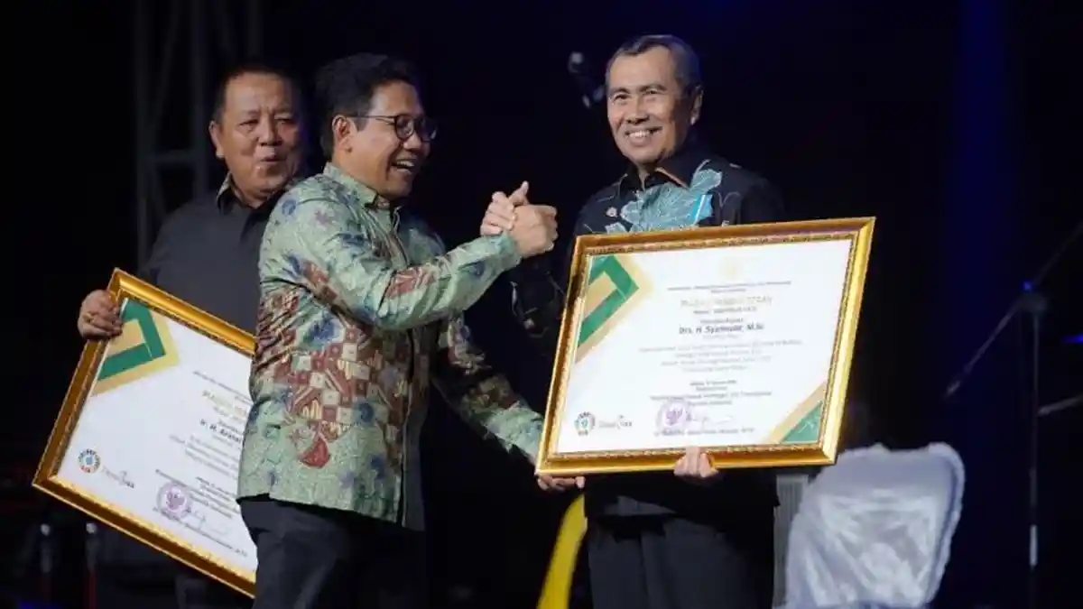 Peduli Ekonomi Desa, Gubernur Syamsuar Terima Penghargaan dari Kemendes PDTT
