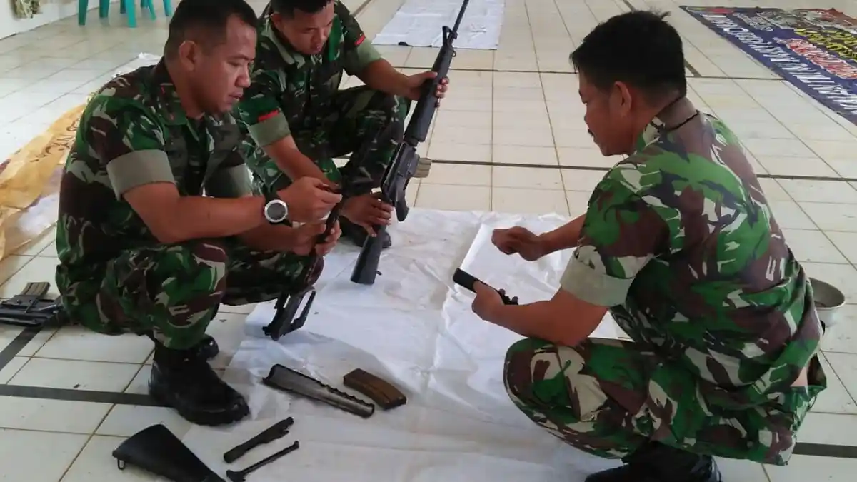 Komandan Lanud Harry Hadisoemantri Bongkar Pasang Senjata Bersama Para Anggota