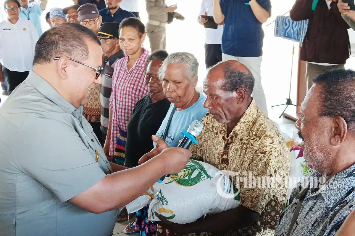 Pj Gubernur Mohammad Musa’ad Salurkan Bantuan Beras Tahap I, Periode Januari-Maret 2024