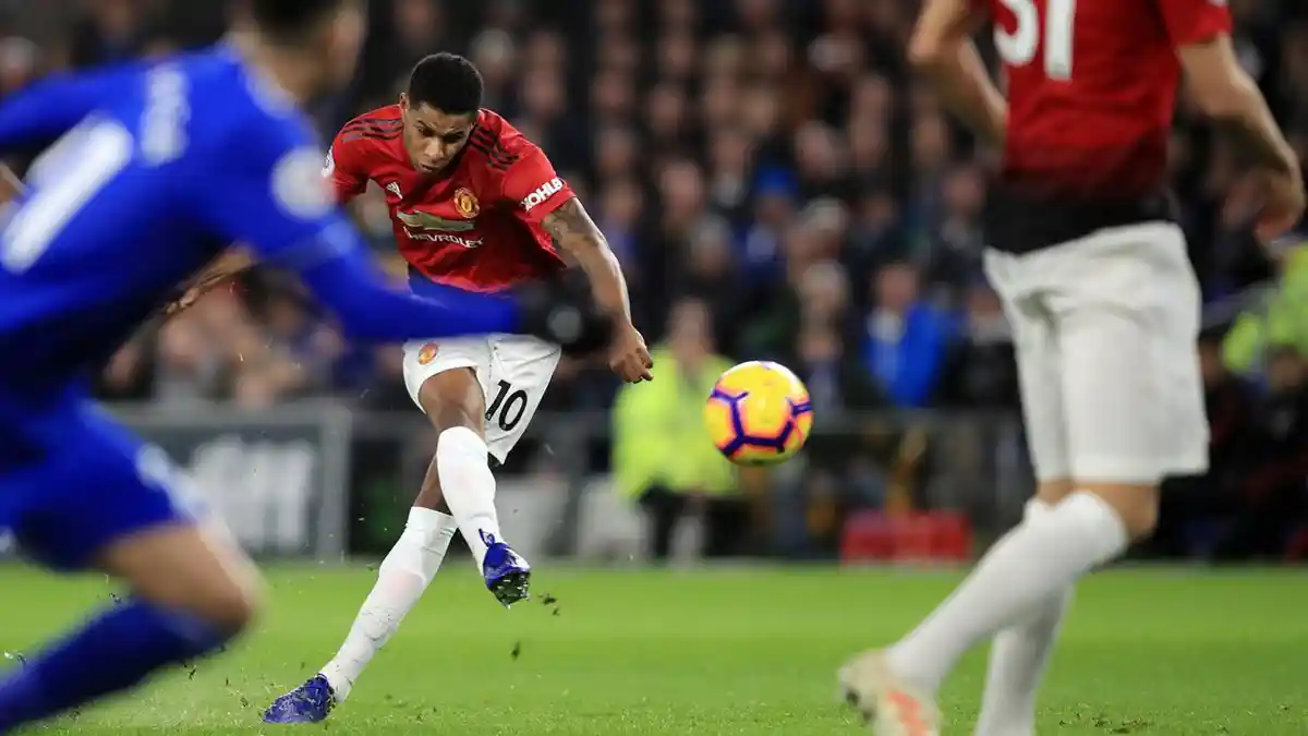 VIDEO - Sepakan Menukik Marcus Rashford Buat Buffon Lakukan Blunder Fatal