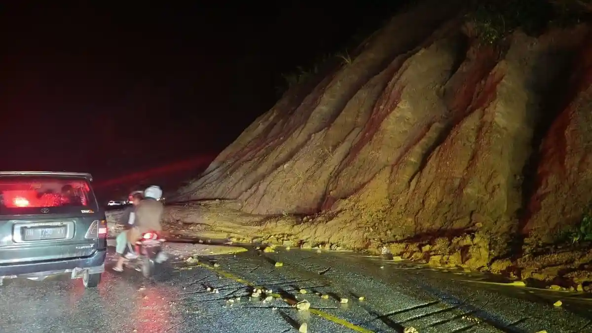 BREAKING NEWS: Jalur Kebun Kopi Parimo Longsor, Terjadi Antrean Panjang dari 2 Arah