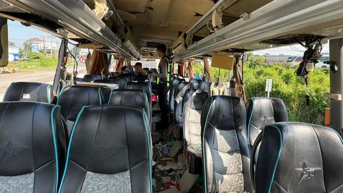 Duaaar! Bus Suporter Persebaya Meledak di Tol Tegal KM 294: Diduga Akibat Petasan