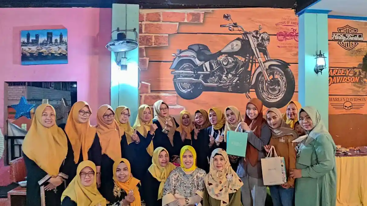 Usung Tema Pinkys Make-up Look, Wardah Beauty Ambon Ajari Para Ibu Ipemi Percantik diri