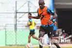 Pemain-Arema-FC-Greg-Nwokolo-menendang-bola-saat-berlatih-di-Stadion-Gajayana-Kota-Malang.jpg