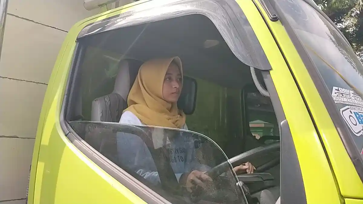 Tolak Kuliah Demi Bantu Keluarga, Gadis Cantik Klaten Ini Rela Jadi Operator Ekskavator & Sopir Truk