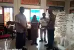 Polsek Singkawang Utara Kawal Penyaluran Bantuan Pangan di Setapuk Besar