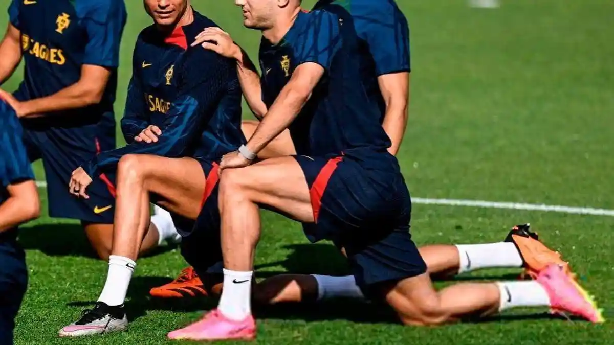 Cristiano Ronaldo Sibuk dengan Ponselnya, Bek Man United Malah Nge-Troll: Hape Teroooss