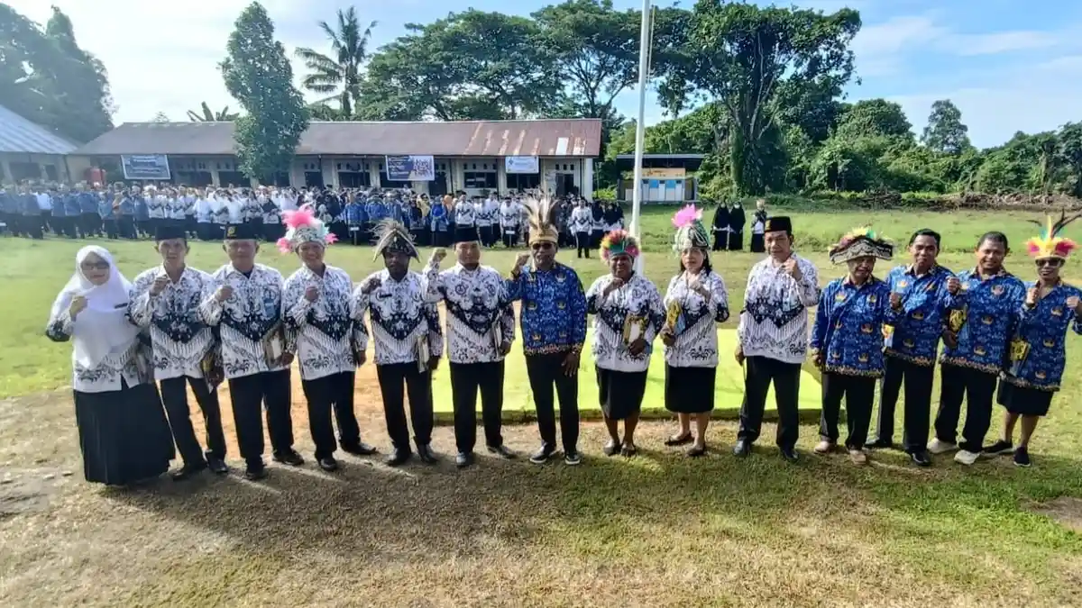 Luksen Jems Mayor Pimpin Upacara HUT Korpri dan PGRI di SMTKN Diaspora Sorong