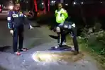 polisi-melakukan-olah-TKP-kecelakaan-maut-di-Jalan-Mayjen-Sungkono-yang-menewaskan-bocah-13-tahun.jpg