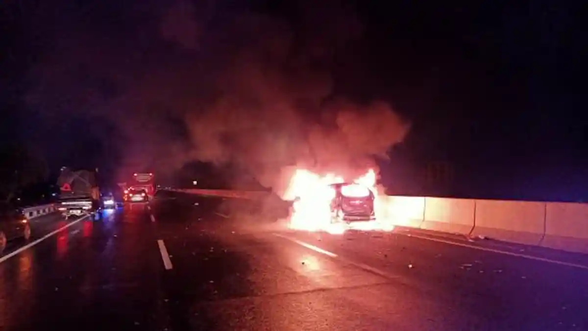 Setelah Tabrak Truk, Mobil Toyota Avanza Hangus Terbakar di Km 432.100 Tol Semarang-Bawen