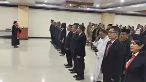 Pelantikan-Komisaris-dan-Direksi-Sejumlah-BUMD-oleh-Gubernur-Melki-Laka-Lena.jpg