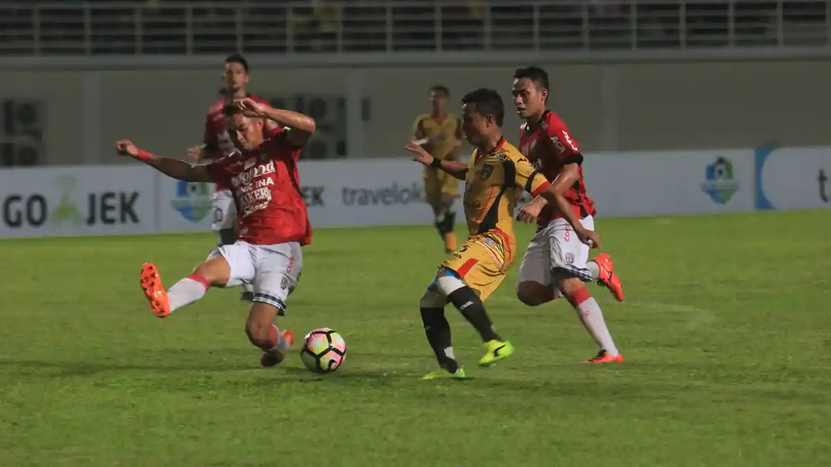 Winger Mitra Kukar Terancam Sanksi Karena Lempar Bola ke Arah Wasit, Ini Videonya