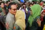 Gubernur Riau Dipeluk dan Ditangisi