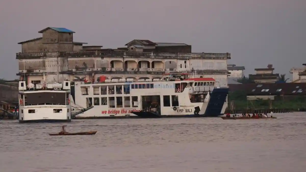 FOTO: Transportasi Air Masih Eksis di Sungai Kapuas - fery-sampan.jpg