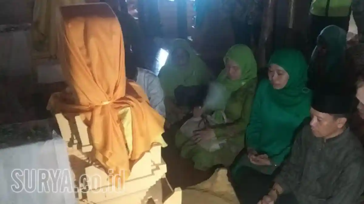 Libur Kampanye, Khofifah Indar Parawansa Pilih Ziarah ke Makam Raja Sumenep
