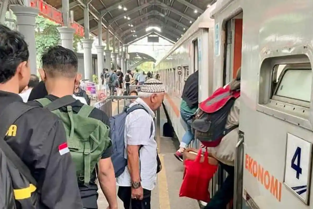 Jalur KA di Semarang Bisa Dilewati, Jadwal KA Jarak Jauh Dari Surabaya Normal Kembali