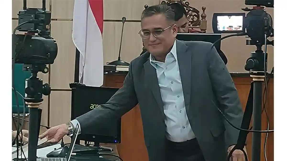 Momen Tak Biasa di Sidang Abdul Wahid, Saksi Ahli Hadiahi Hakim dan Jaksa Buku Terbarunya - Tribunpekanbaru.com
