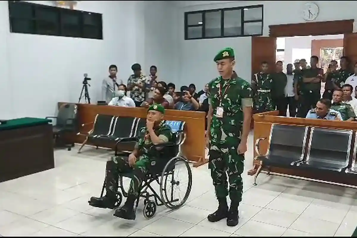 Dua Anggota TNI AD Pemasok 75 Kg Sabu Nangis Terisak Divonis Pecat dan Seumur Hidup, Sujud di Lantai