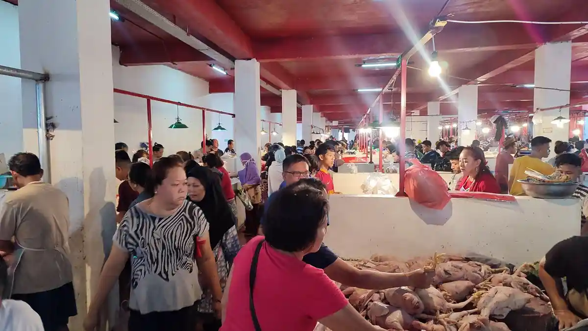 Lepas Natal, Harga Daging Ayam dan Babi Naik, Daging Sapi Tetap Stabil di Pasar Bersehati Manado