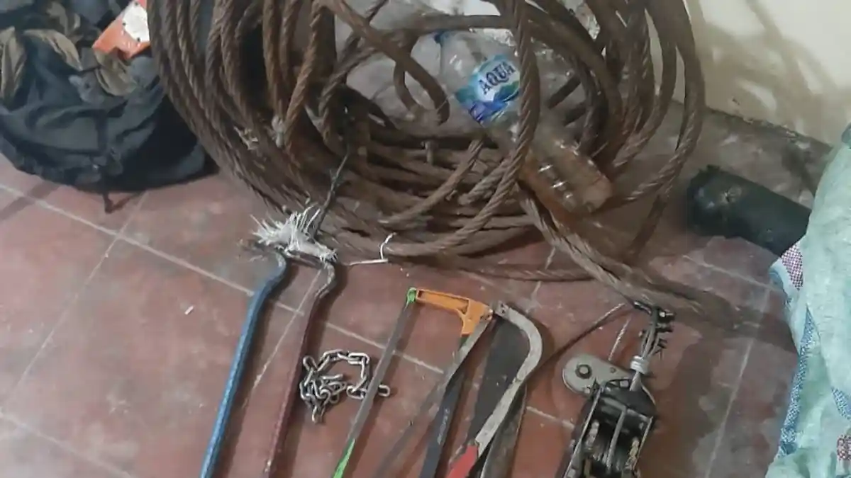 5 Pria Nekat Curi Kabel Telkom di Bawah Trotoar Jalan Khatib Sulaiman Padang, Ditarik Pakai Kabel
