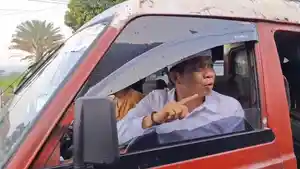 Bupati-Purwakarta-Saepul-Bahri-Binzein-naiki-angkutan-kota-atau-angkot.jpg