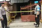 petugas-kepolisian-memasang-police-line-tkp-pembunuhan-di-kabupaten-kediri.jpg