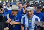 Gubernur-Jabar-Dedi-Mulyadi-saat-mengawali-Pawai-Juara-Persib.jpg