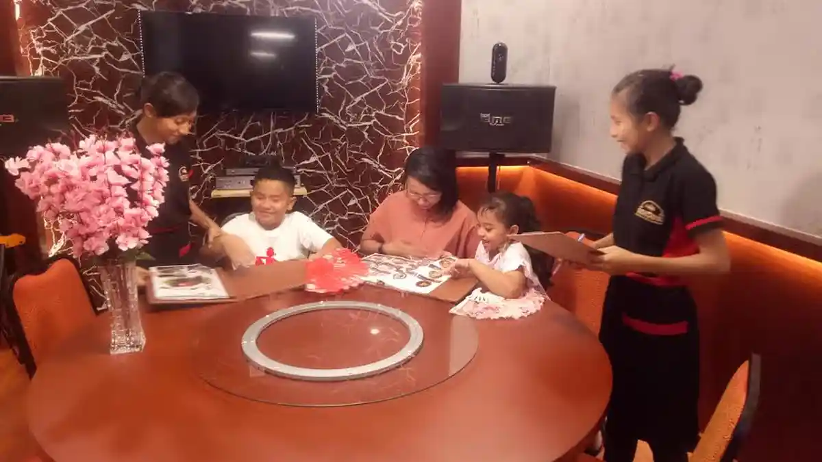 TRIBUN WIKKI : VIP Room Waroenk Seafood Diluncurkan Ini Kesan Pengunjung Pertamanya
